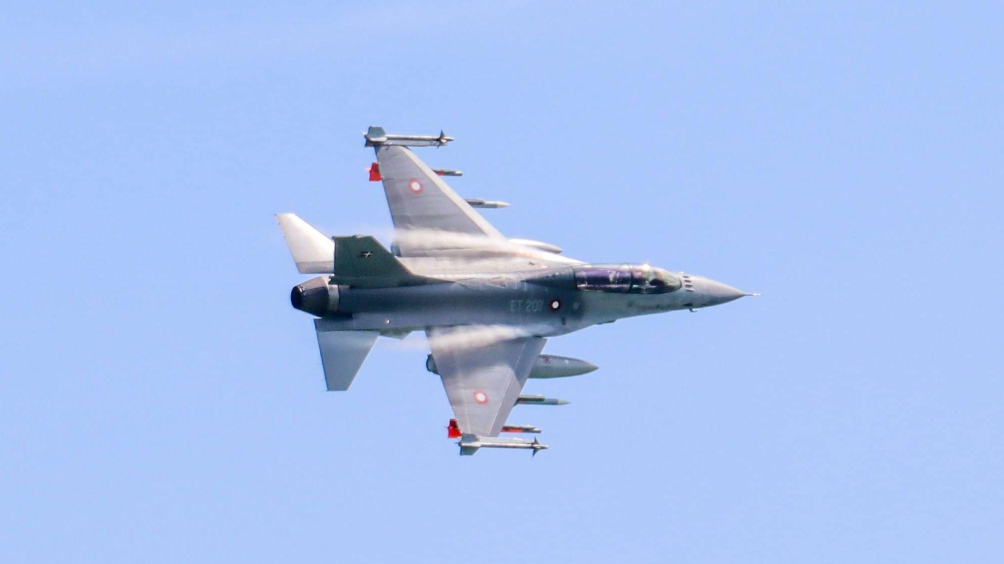 Ein Kampfjet vom Typ F-16 der dänischen Luftwaffe ist am Himmel unterwegs.