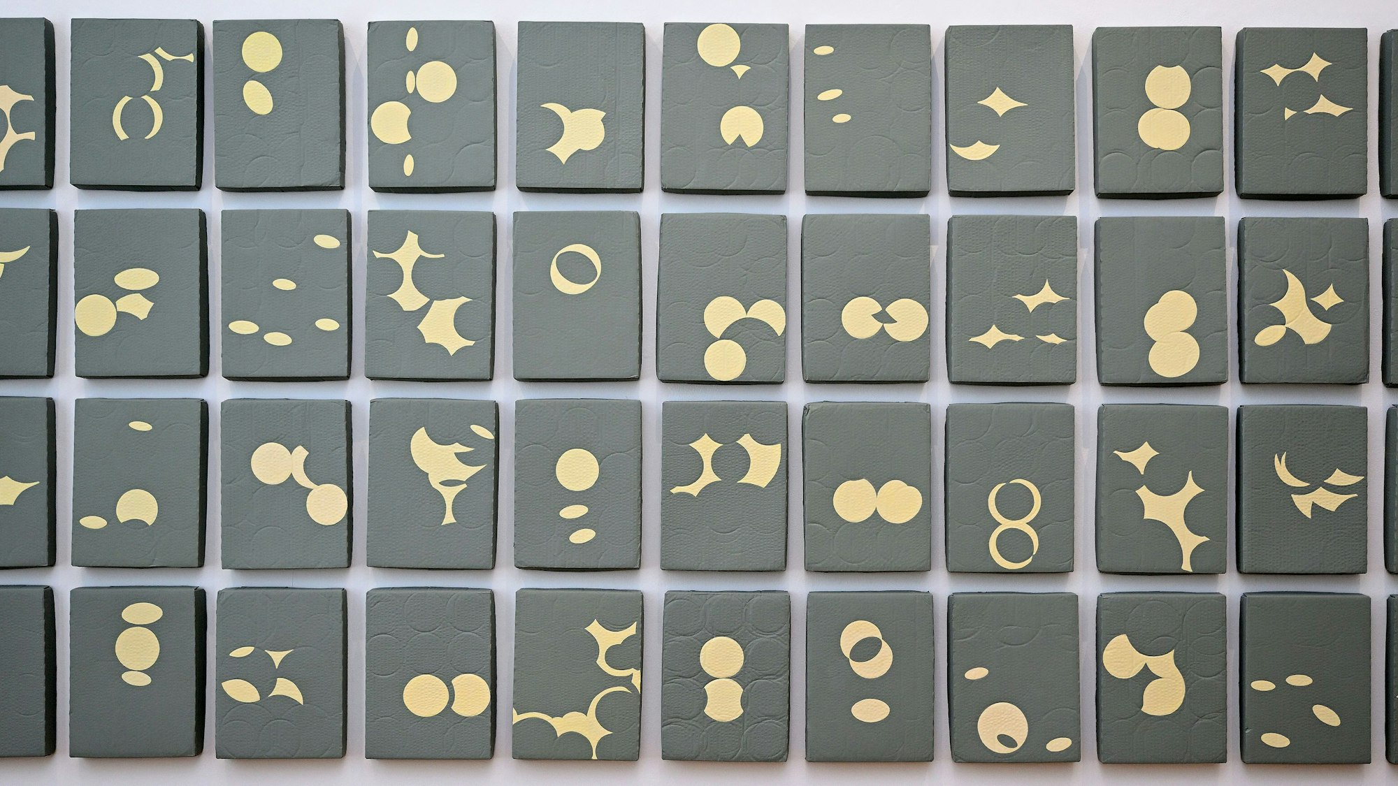 Gelbe Formen wurden auf grauen Hintergrund gemalt.