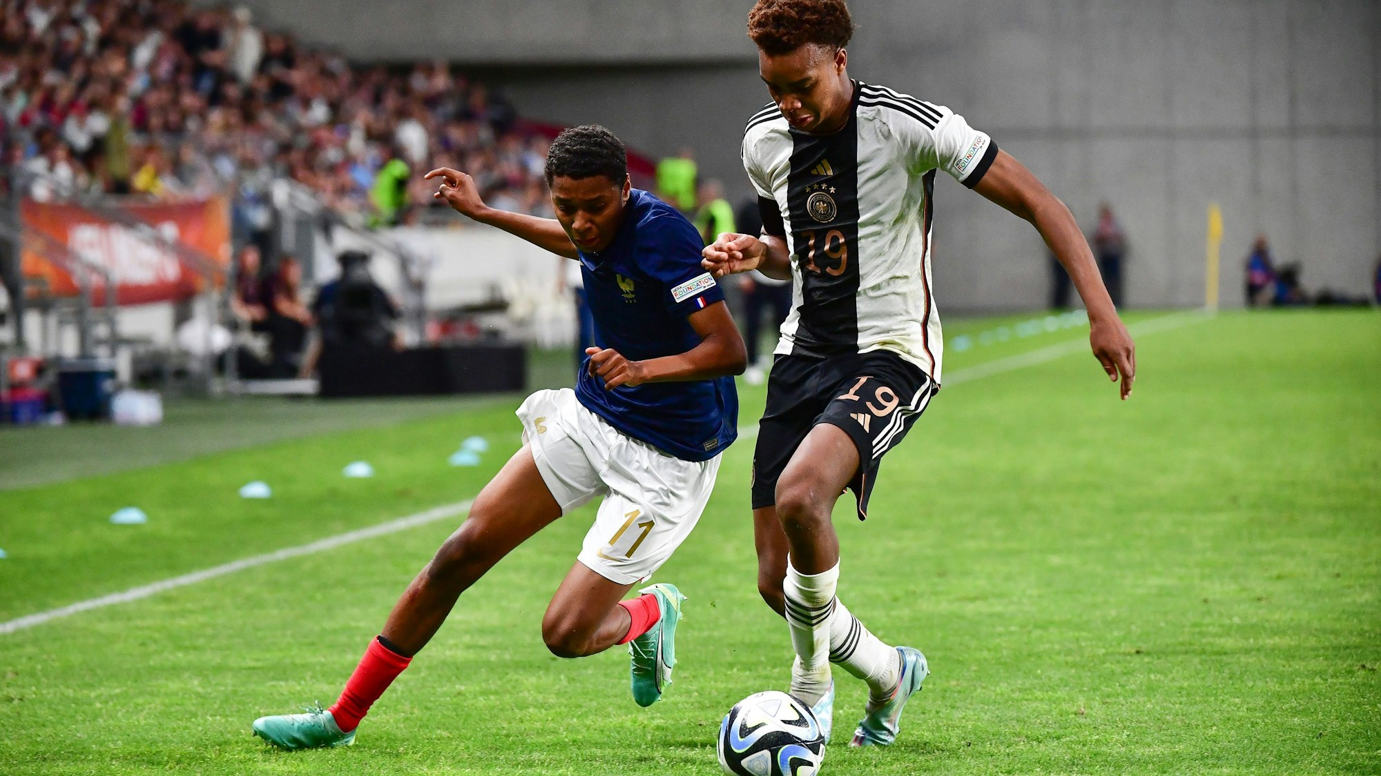 Yanis Ali Issoufou (l) aus Frankreich und Assan Oudraogo aus Deutschland beim Finale der U17-EM in Aktion.