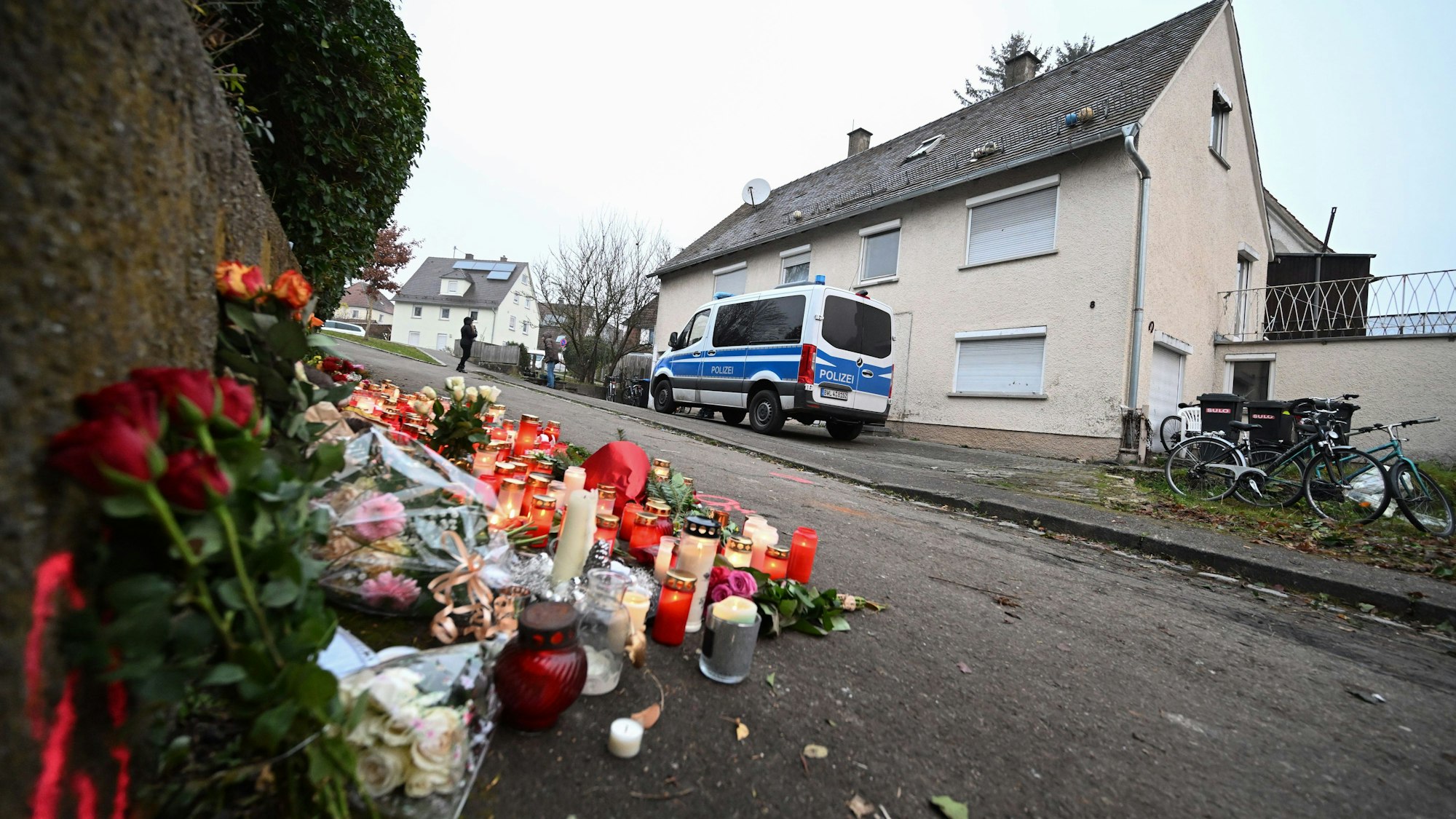 Kerzen und Blumen stehen am Tatort, an dem zwei Mädchen von einem Mann mit einem Messer angegriffen wurden. (Archivbild)