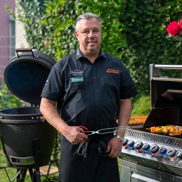 Grillkönig Michael Hoffmann steht am Grill in seinem Garten in Rösrath.