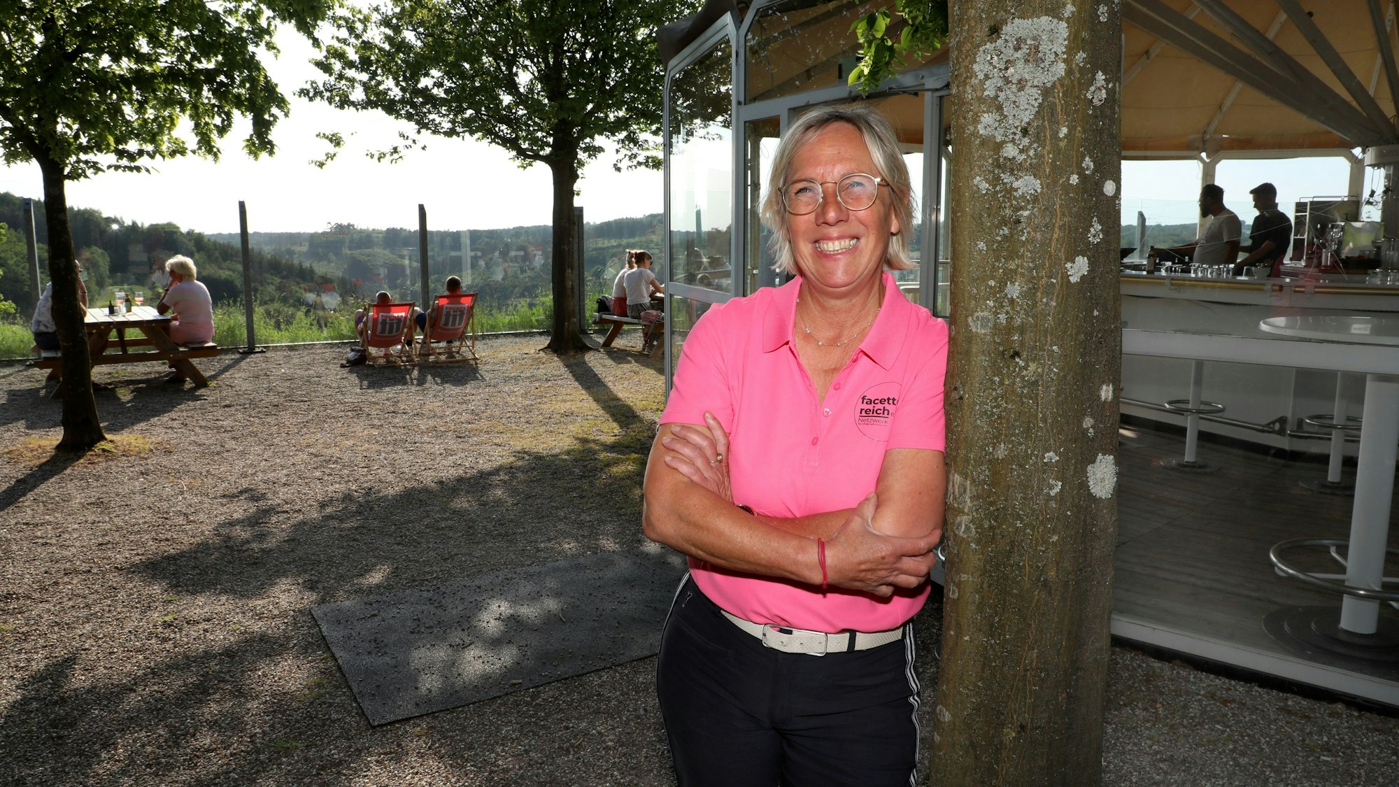Sabina Henrich-Bandis an der Panorama-Bar mit Biergarten.