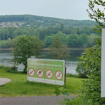 Das Bild zeigt zwei Schilder, mit denen am Kronenburger See auf das Bade- und das Betretungsverbot hingewiesen wird.