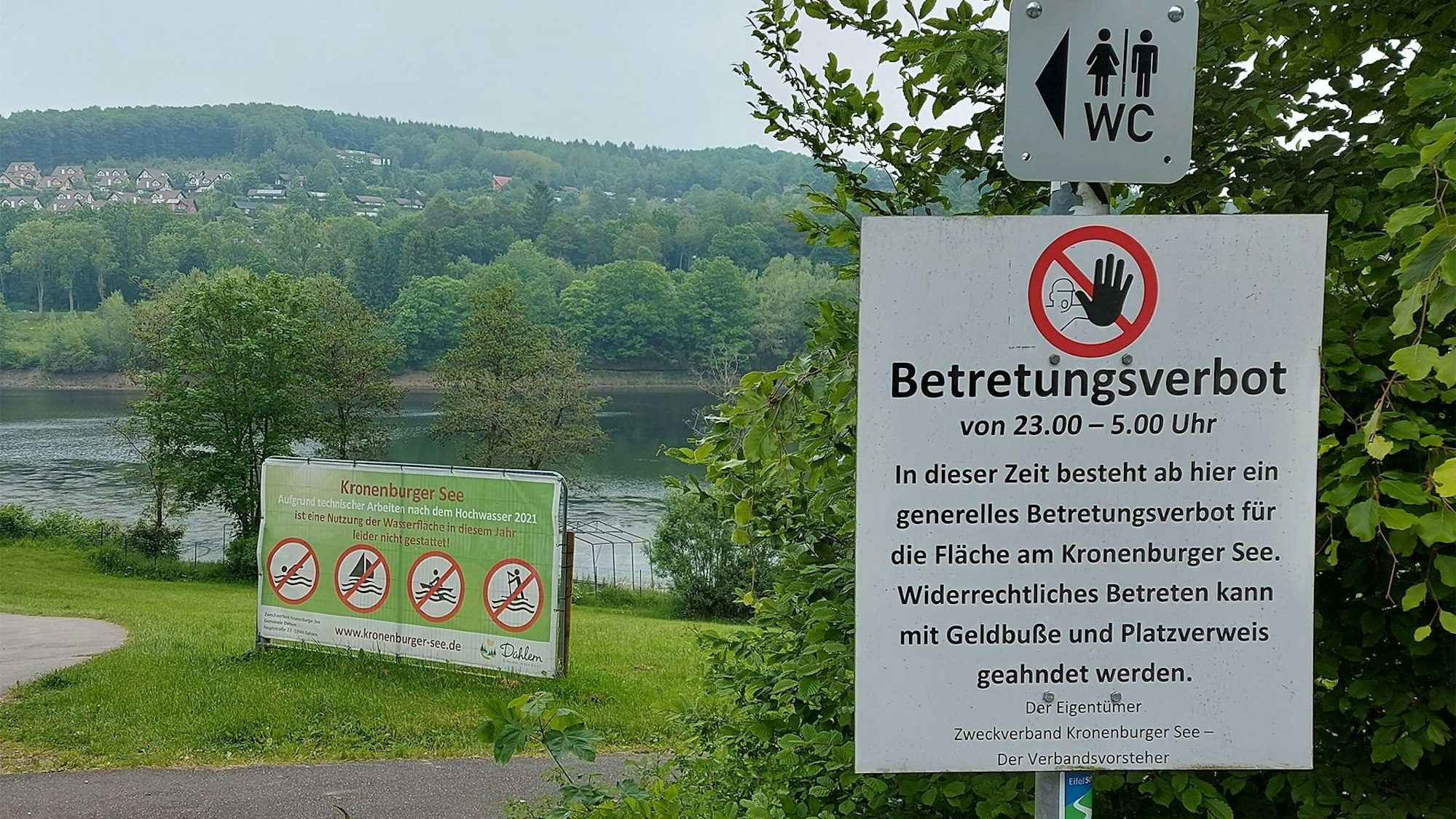 Das Bild zeigt zwei Schilder, mit denen am Kronenburger See auf das Bade- und das Betretungsverbot hingewiesen wird.