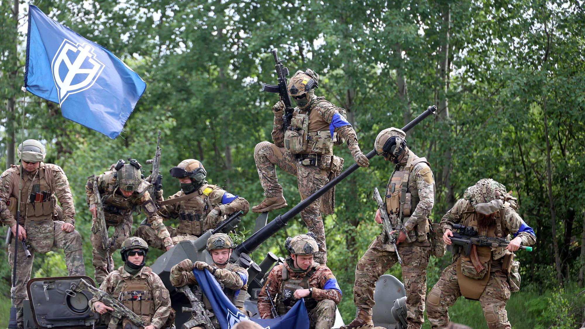 Kämpfer des „Russischen Freiwilligenkorps“ und der „Legion Freiheit Russlands“ posieren nach erfolgreichen Angriffen auf die russische Region Belgorod am 24. Mai.