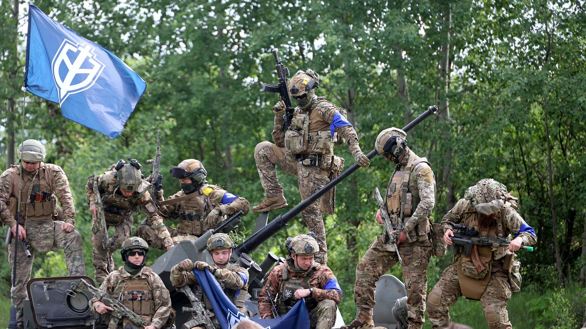 Kämpfer des „Russischen Freiwilligenkorps“ und der „Legion Freiheit Russlands“ posieren nach erfolgreichen Angriffen auf die russische Region Belgorod am 24. Mai.