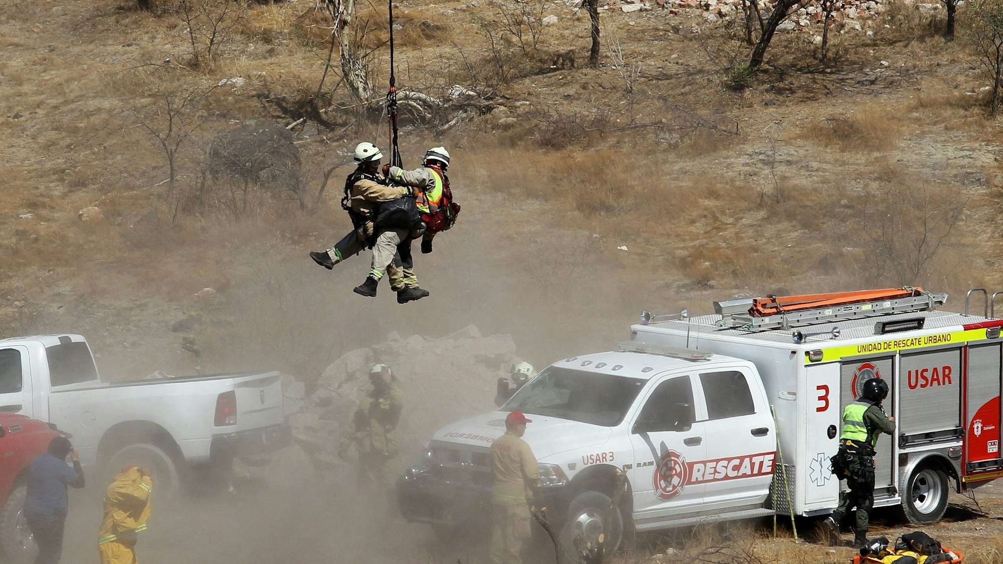 Experten sind dabei, die Säcke zu bergen.
