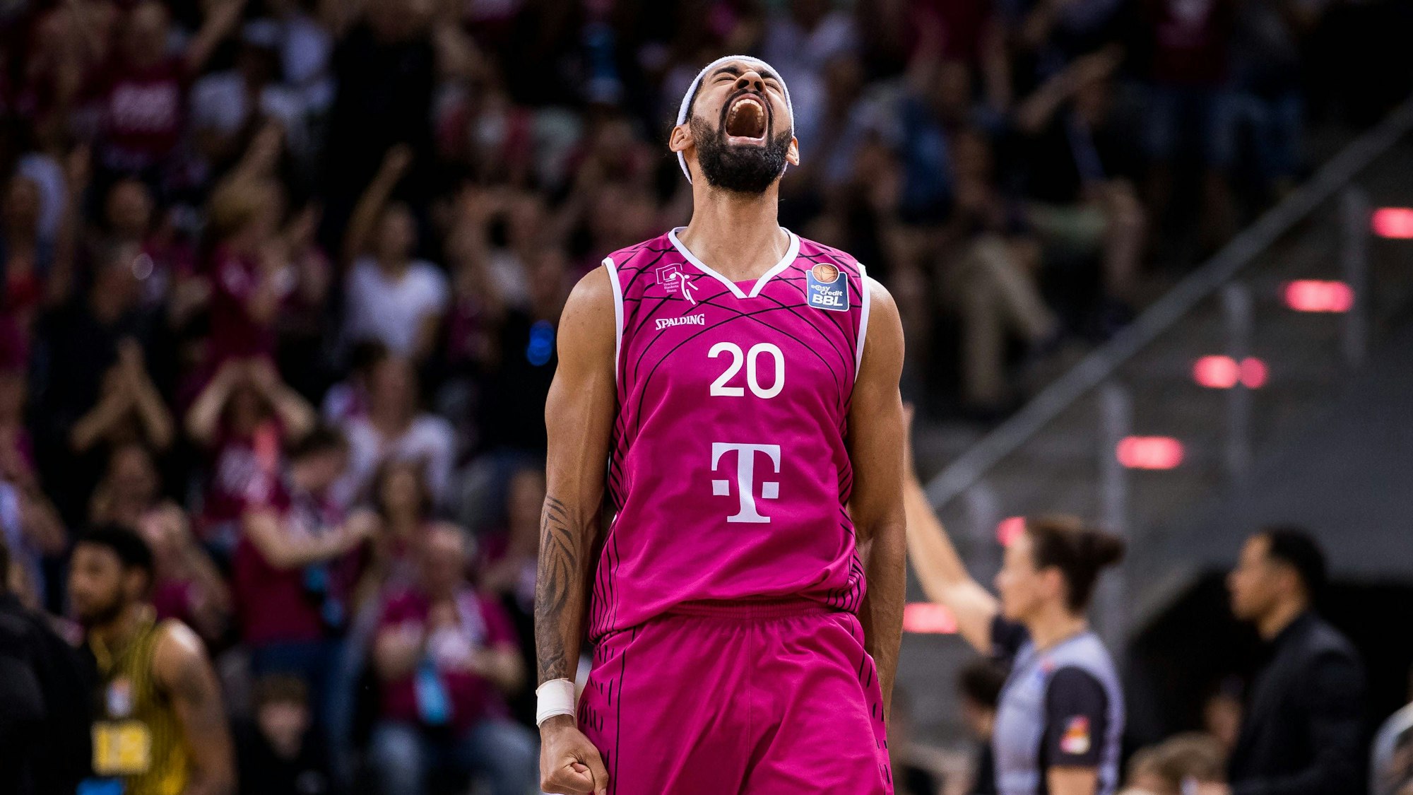 Jeremy Morgan lässt seinen Emotionen freien Lauf und schreit auf dem Spielfeld.