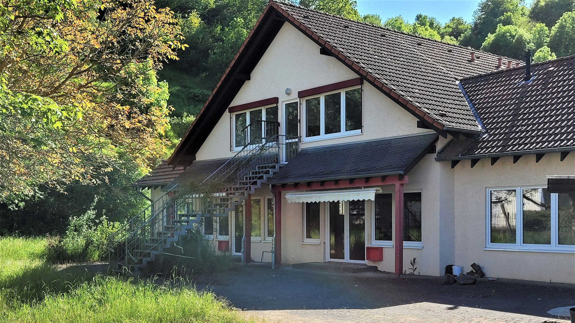 Das Bild zeigt ein leerstehendes Haus, das nach der Flutkatastrophe saniert worden ist.