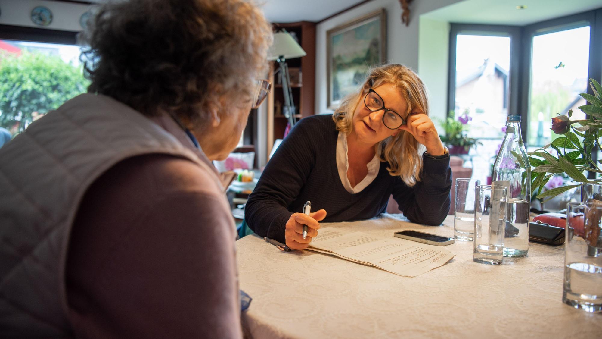 Katrin Schäfer hat sich als Alltagsbegleiterin selbstständig gemacht. Sie unterstützt ältere, kranke und pflegebedürftige Menschen bei den kleinen Aufgaben des Alltags.