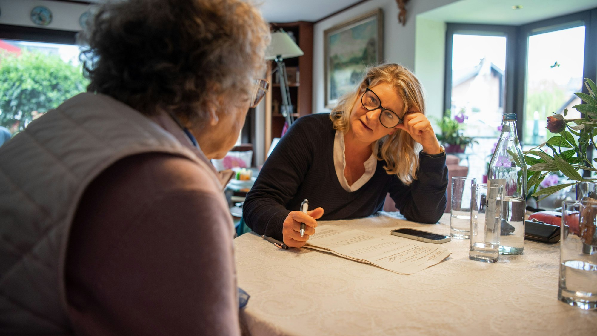 Katrin Schäfer hat sich als Alltagsbegleiterin selbstständig gemacht. Sie unterstützt ältere, kranke und pflegebedürftige Menschen bei den kleinen Aufgaben des Alltags.