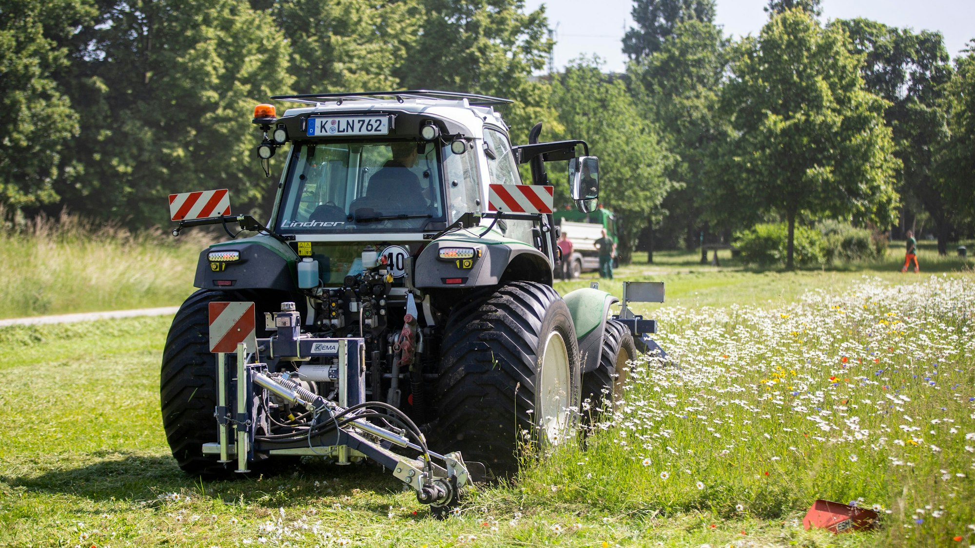 Mit einem speziellen Fahrzeug mäht die Stadt ihre artenreichen Wiesen. Bei Umstehenden löst das auf den ersten Blick teils Unverständnis aus.