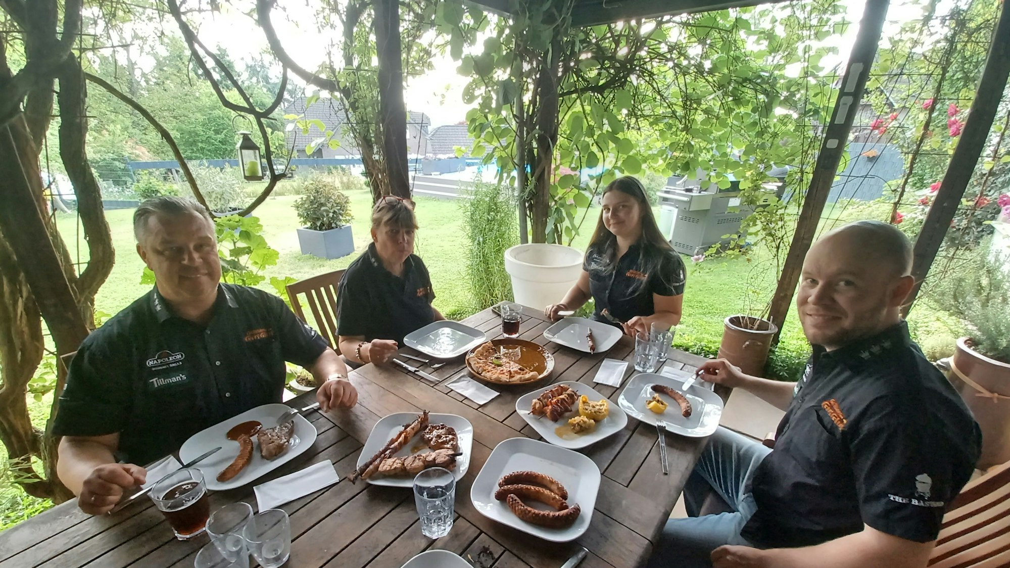 Ein Teil des Grillteams GutGlut beim Essen. Von links nach rechts: Michael Hoffmann, Anke Hoffmann, Zoe Hoffmann, Marc Kastleiner