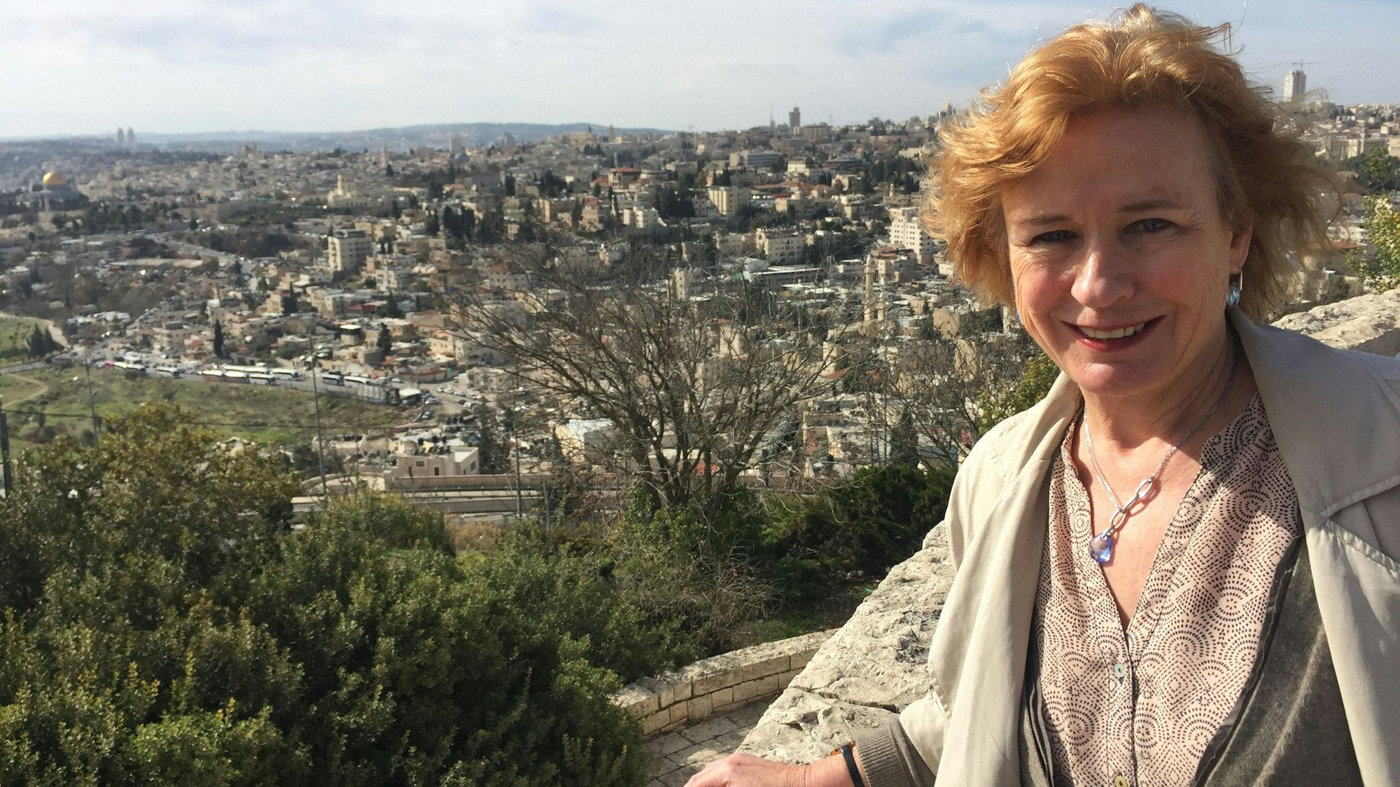 Inge Günter auf der Aussichtsplattform der Hebräischen Universität in Jerusalem.