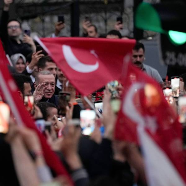 Recep Tayyip Erdogan (M), Staatspräsident der Türkei, winkt Anhängern vor seiner Residenz in Istanbul.