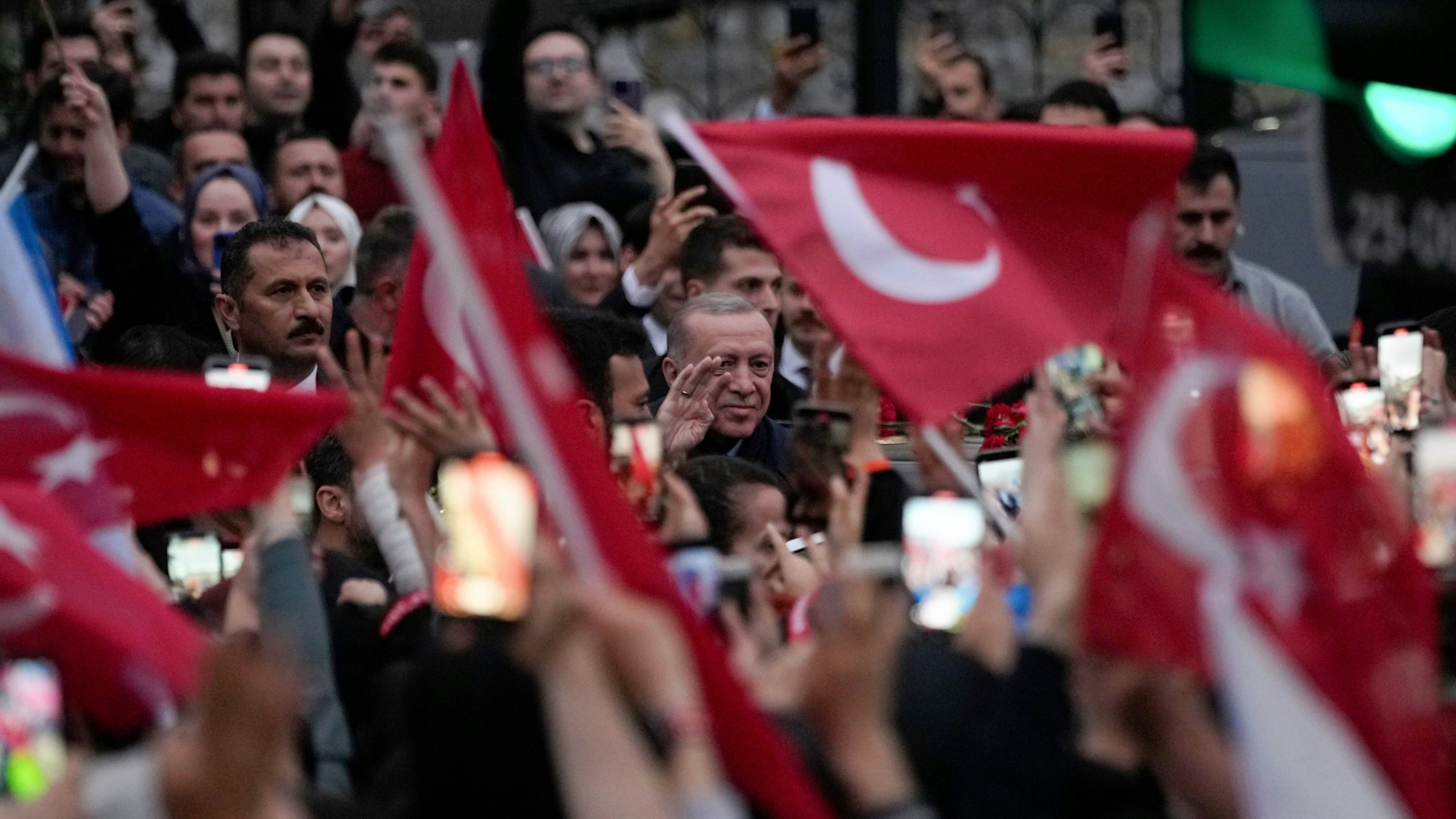 Recep Tayyip Erdogan (M), Staatspräsident der Türkei, winkt Anhängern vor seiner Residenz in Istanbul.