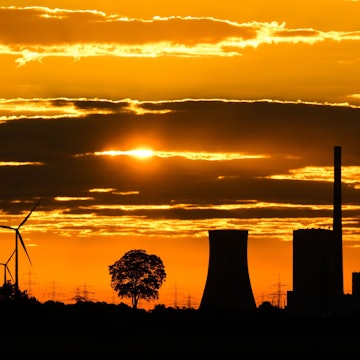 Die Sonne geht zwischen Wolken hinter dem Kraftwerk Mehrum im Landkreis Peine auf. Das Kohlekraftwerk ist seit dem 1. August als erster ·Marktrückkehrer· wieder am Netz. Eine Verordnung erlaubt, dass Steinkohlekraftwerke aus der sogenannten Netzreserve wieder in Betrieb gehen können, um Erdgas einzusparen.