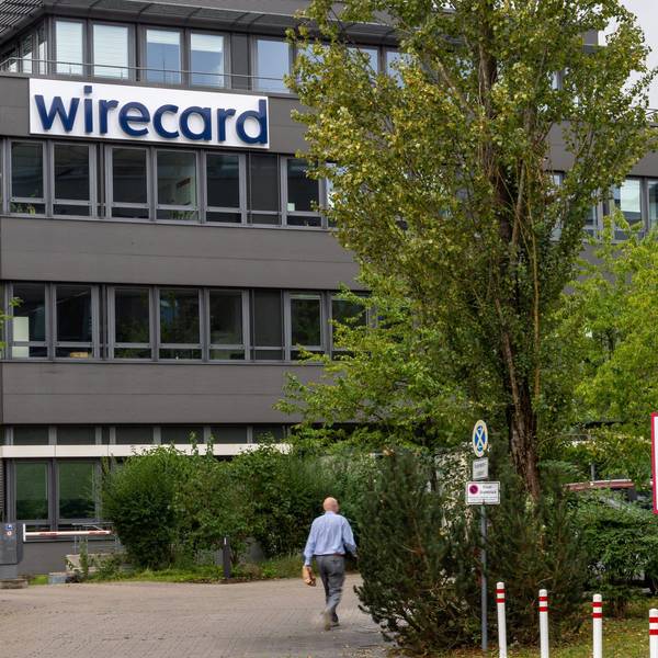 Das Logo der insolventen Firma Wirecard hängt an der Fassade des Unternehmens in Aschheim bei München.