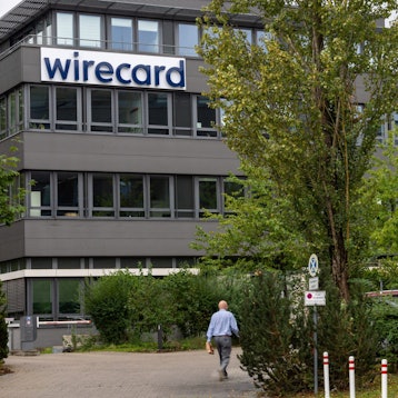 Das Logo der insolventen Firma Wirecard hängt an der Fassade des Unternehmens in Aschheim bei München.