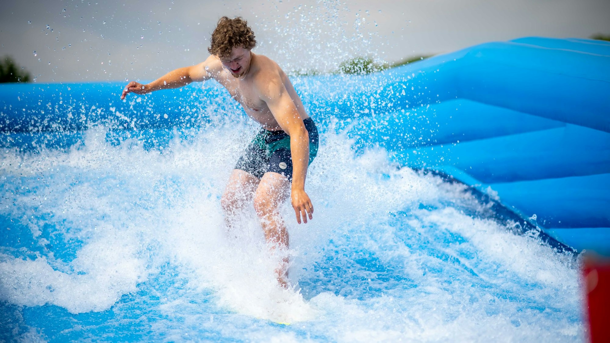 In der Therme und Badewelt in Euskirchen kann nun auch gesurft werden. Bis zum 23. Juli. Des Weiteren gibt es andere Familienangebote.