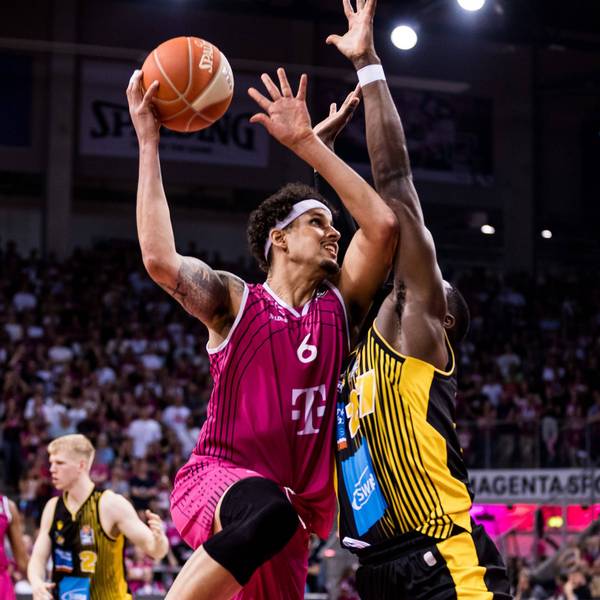 Michael Kessens (l.) von den Telekom Baskets Bonn zieht gegen Eddy Edigin zum Korb.