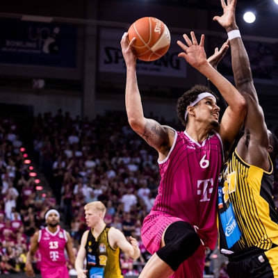 Michael Kessens (l.) von den Telekom Baskets Bonn zieht gegen Eddy Edigin zum Korb.