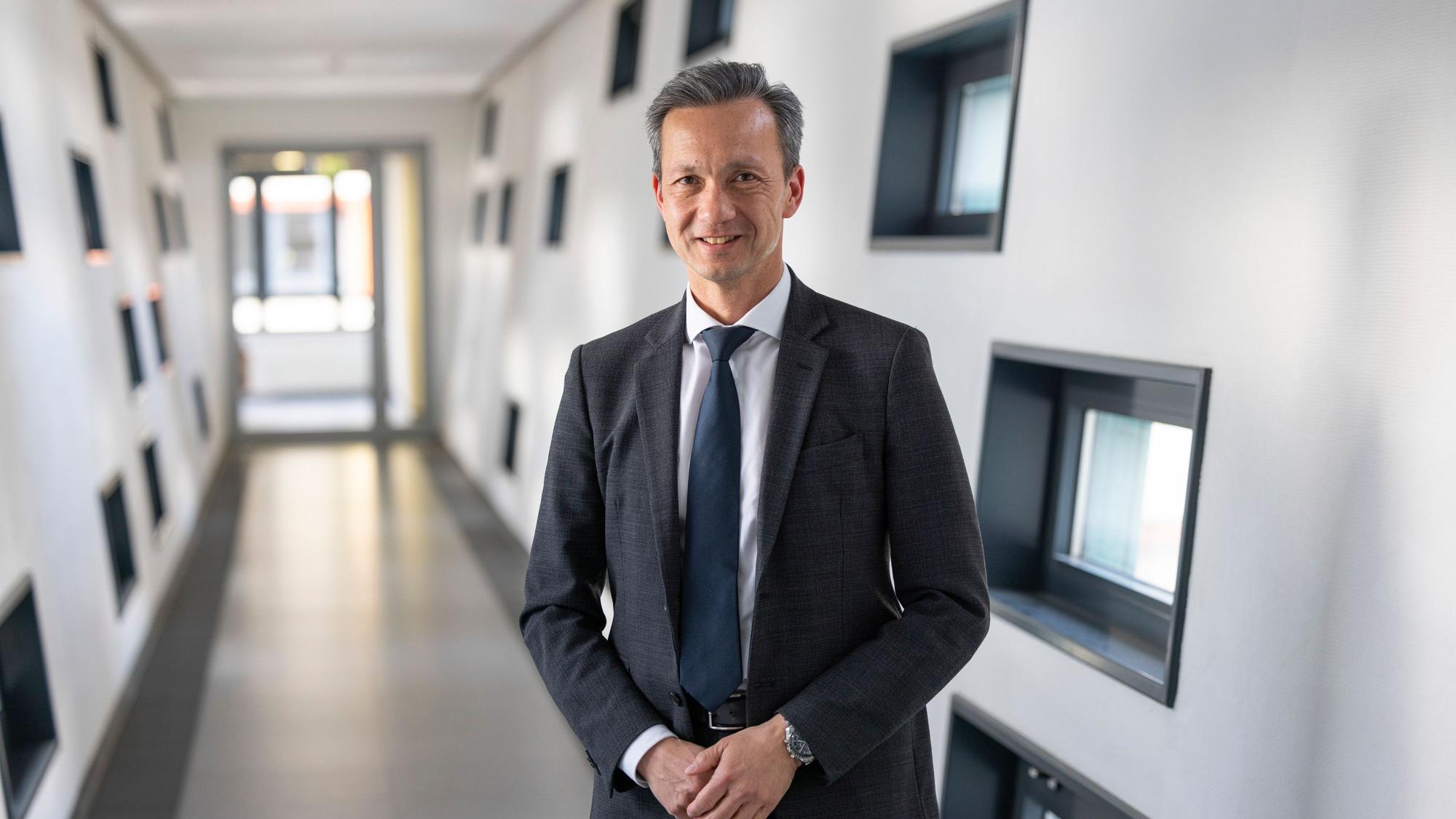 Falk Schnabel
Polizeipräsident von Köln steht mit überschlagenen Händen in einem Gang.