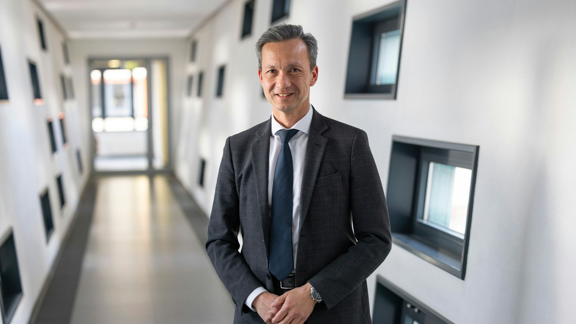 Falk Schnabel
Polizeipräsident von Köln steht mit überschlagenen Händen in einem Gang.