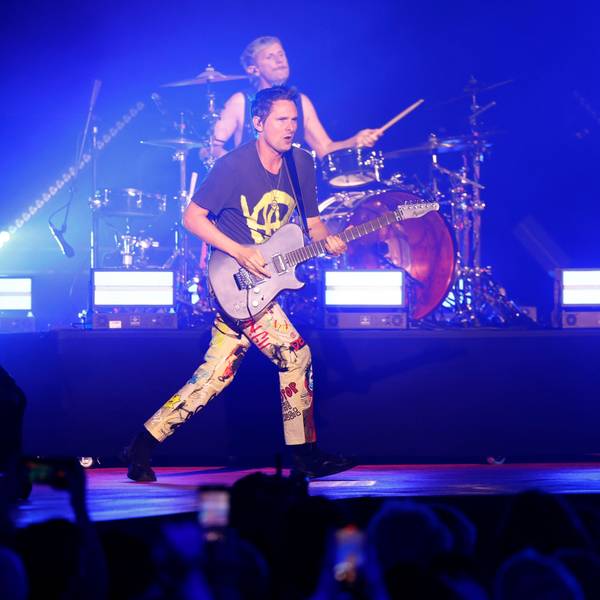 Matthew Bellamy, Sänger der britischen Band Muse, steht beim Konzert Telekom Street Gig im Rahmen der Digitalkonferenz Digital X der Deutschen Telekom auf der Bühne