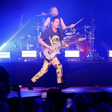 Matthew Bellamy, Sänger der britischen Band Muse, steht beim Konzert Telekom Street Gig im Rahmen der Digitalkonferenz Digital X der Deutschen Telekom auf der Bühne