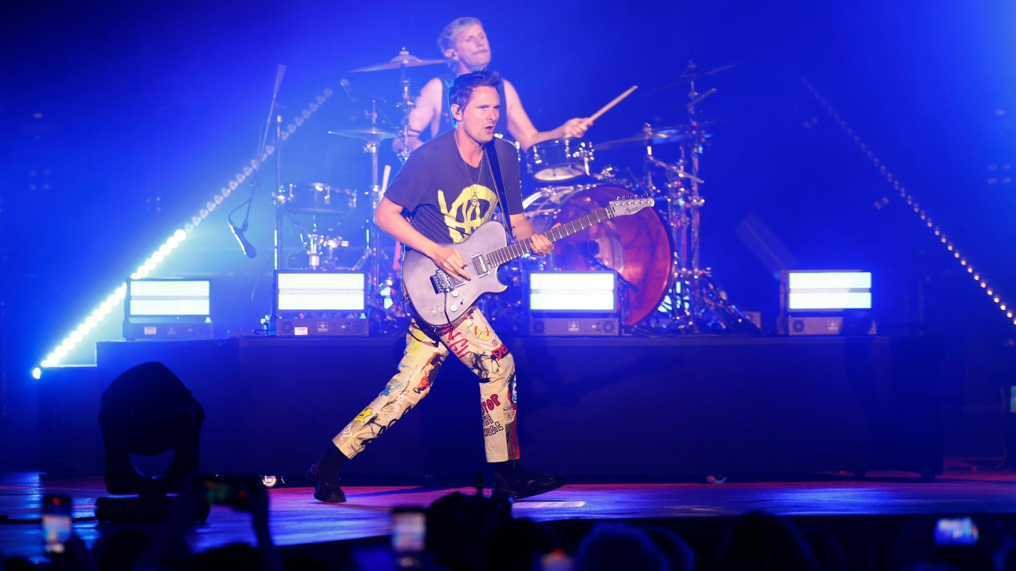 Matthew Bellamy, Sänger der britischen Band Muse, steht beim Konzert Telekom Street Gig im Rahmen der Digitalkonferenz Digital X der Deutschen Telekom auf der Bühne