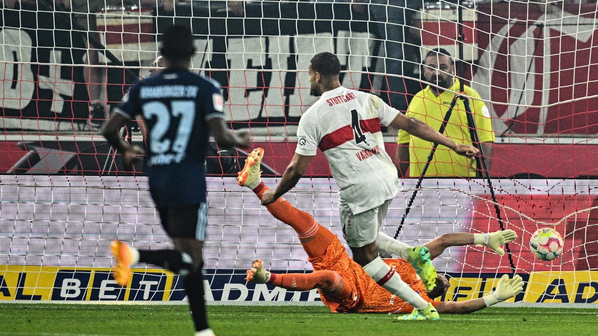 Stuttgarts Josha Vagnoman erzielt das 2:0. Hamburgs Torhüter Daniel Heuer Fernandes versucht noch an den Ball zu kommen.