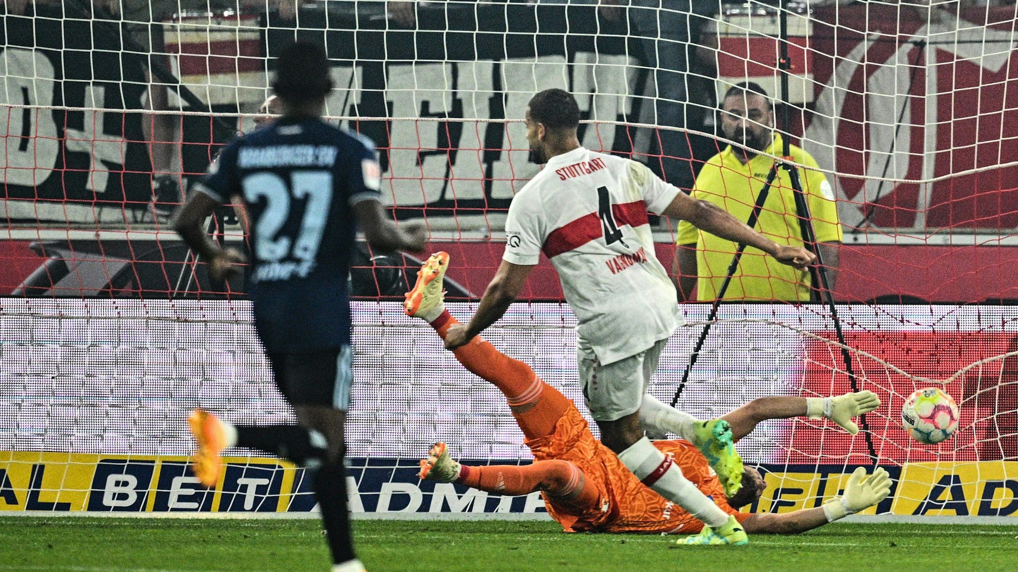 Stuttgarts Josha Vagnoman erzielt das 2:0. Hamburgs Torhüter Daniel Heuer Fernandes versucht noch an den Ball zu kommen.