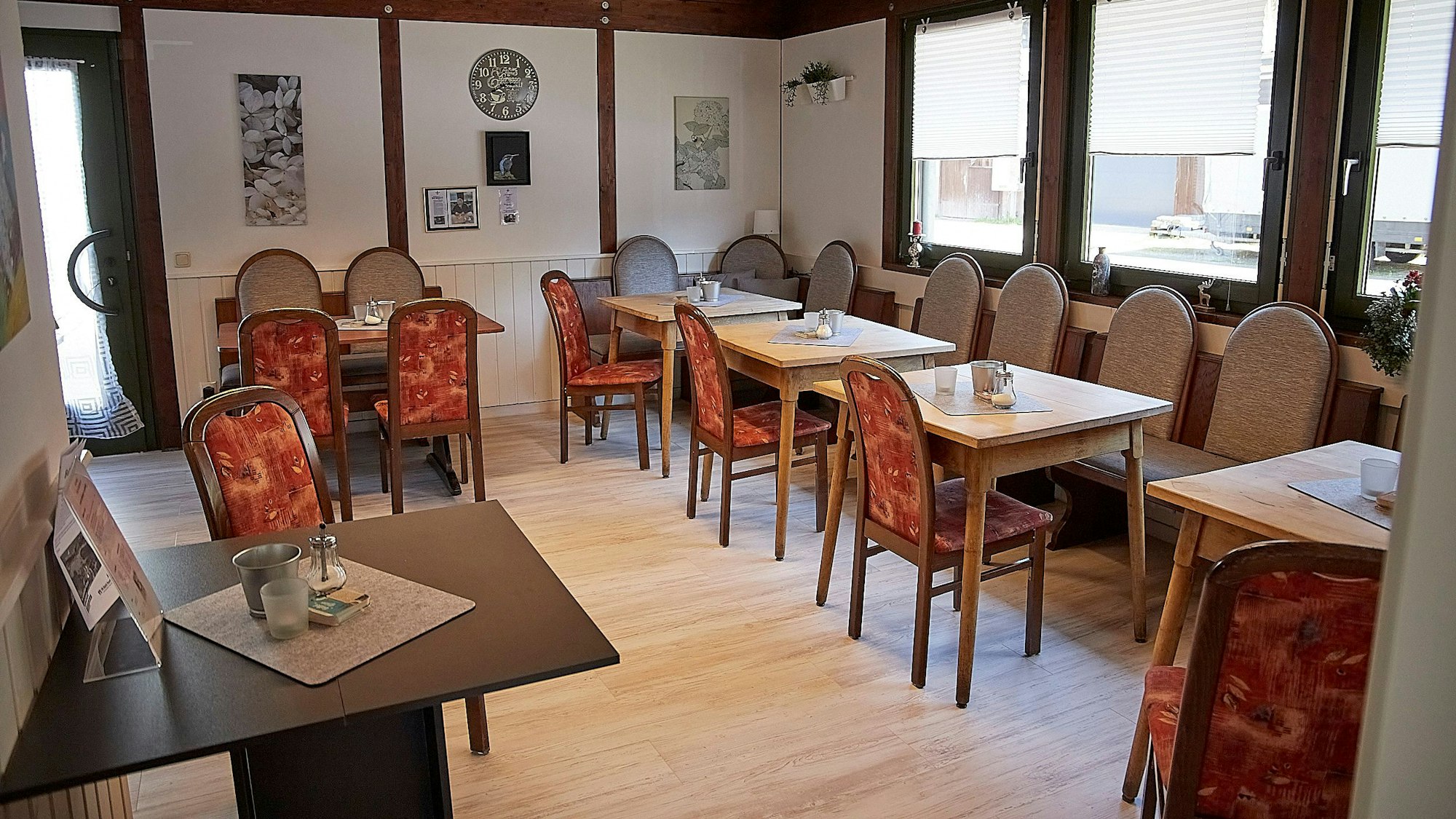 Das Bild zeigt einen Blick in den Gastraum des Cafés „Die Anderen“.