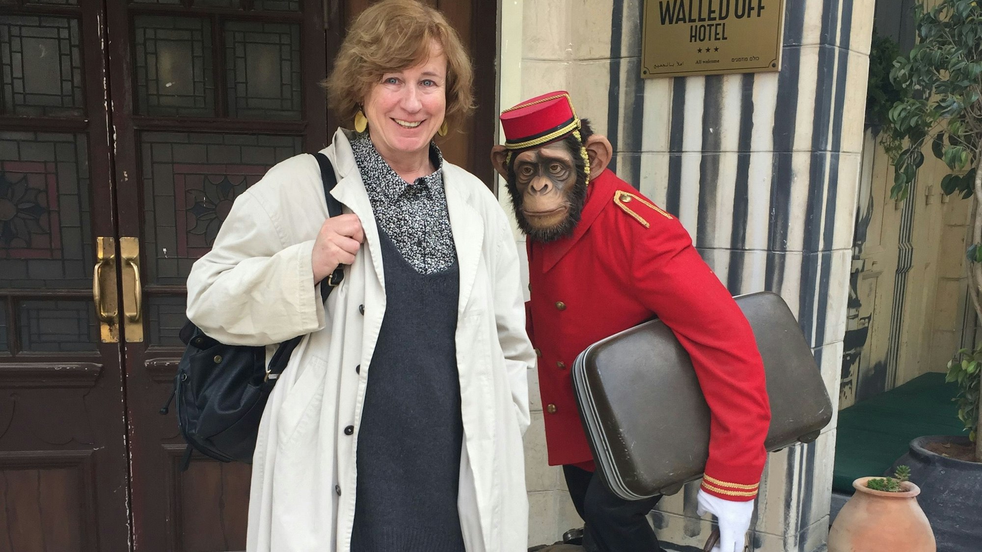 Ein als Page verkleidete Strohaffe ist der Journalistin am „Walled Off“-Hotel in Bethlehem begegnet.