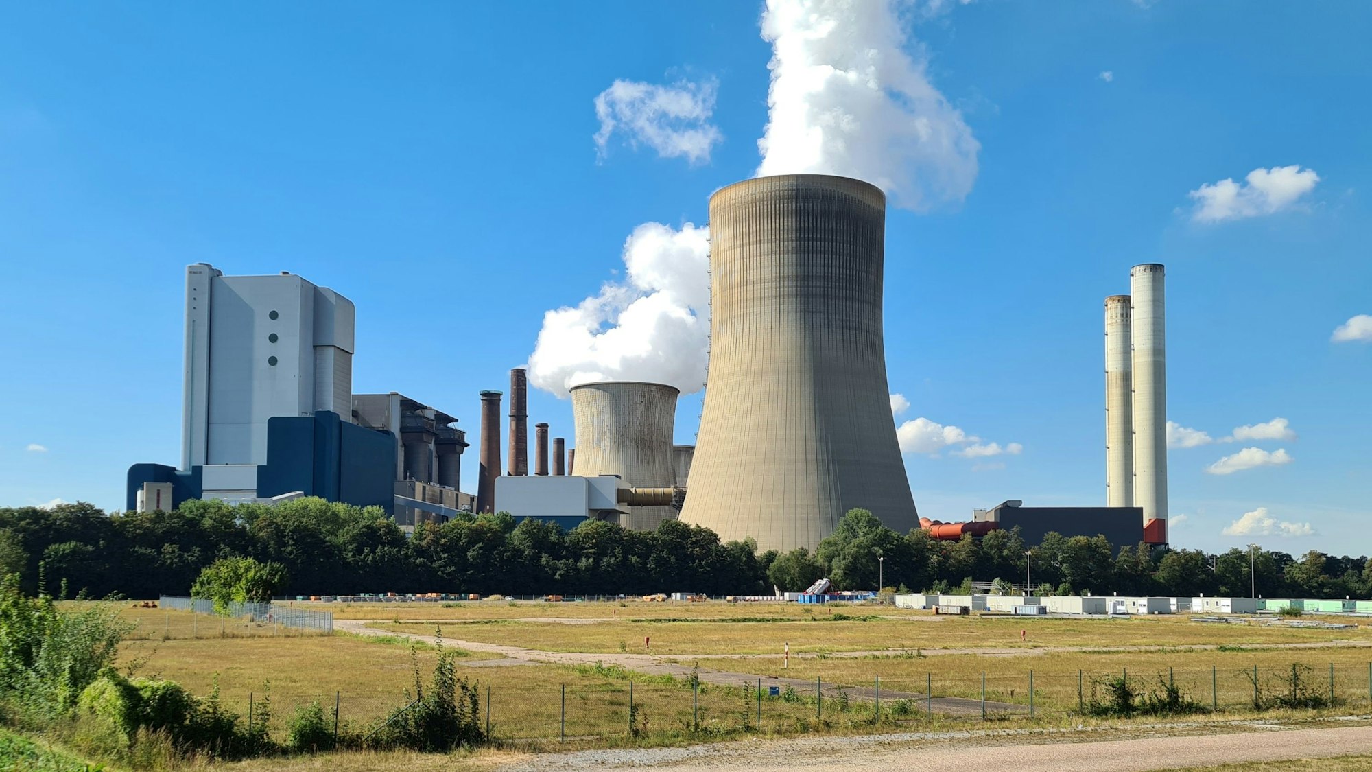 Nicht nur der Niederaußemer BoA-Block und der 600-MW-Block im Vordergrund sollen Strom liefern, sondern auch kleinere ältere Blöcke, die derzeit stillstehen.