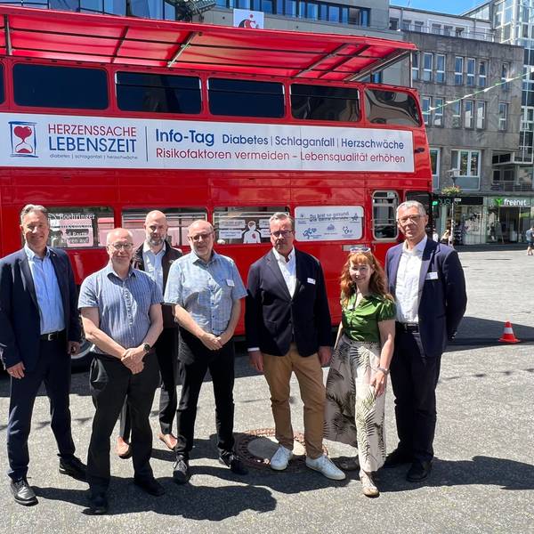 Am Doppeldeckerbus informierten die Partner der Schlaganfall-Initiative Oberberg rund um das Thema.