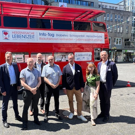 Am Doppeldeckerbus informierten die Partner der Schlaganfall-Initiative Oberberg rund um das Thema.