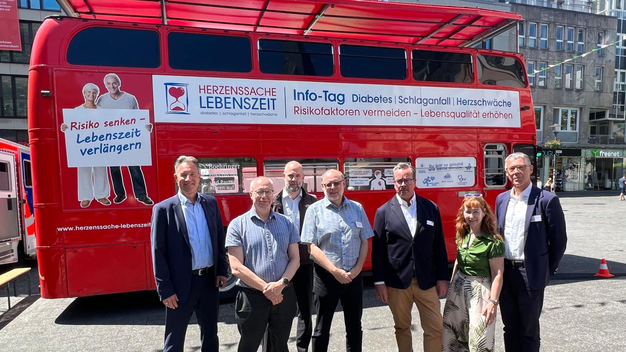 Am Doppeldeckerbus informierten die Partner der Schlaganfall-Initiative Oberberg rund um das Thema.