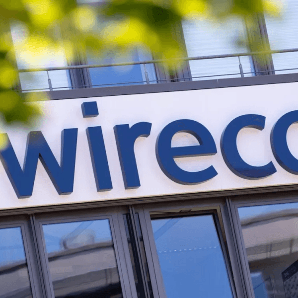 Das Logo der insolventen Firma Wirecard hängt an der Fassade des Unternehmens in Aschheim bei München. Das Foto wurde vor drei Jahren aufgenommen.