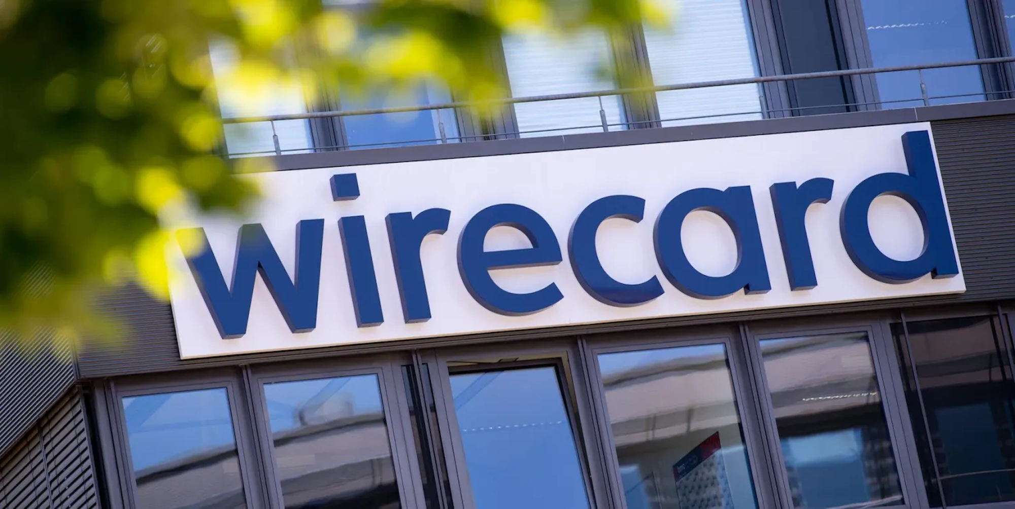 Das Logo der insolventen Firma Wirecard hängt an der Fassade des Unternehmens in Aschheim bei München. Das Foto wurde vor drei Jahren aufgenommen.