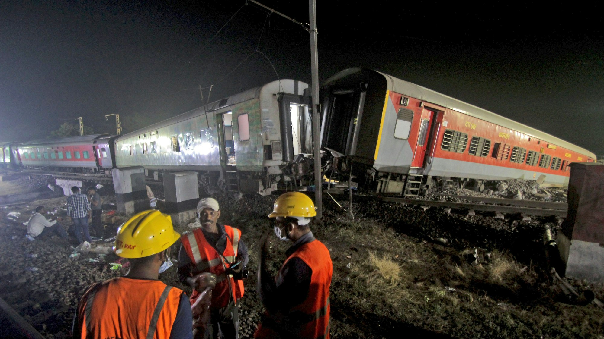 Balasore: Rettungskräfte arbeiten an der Unglücksstelle.