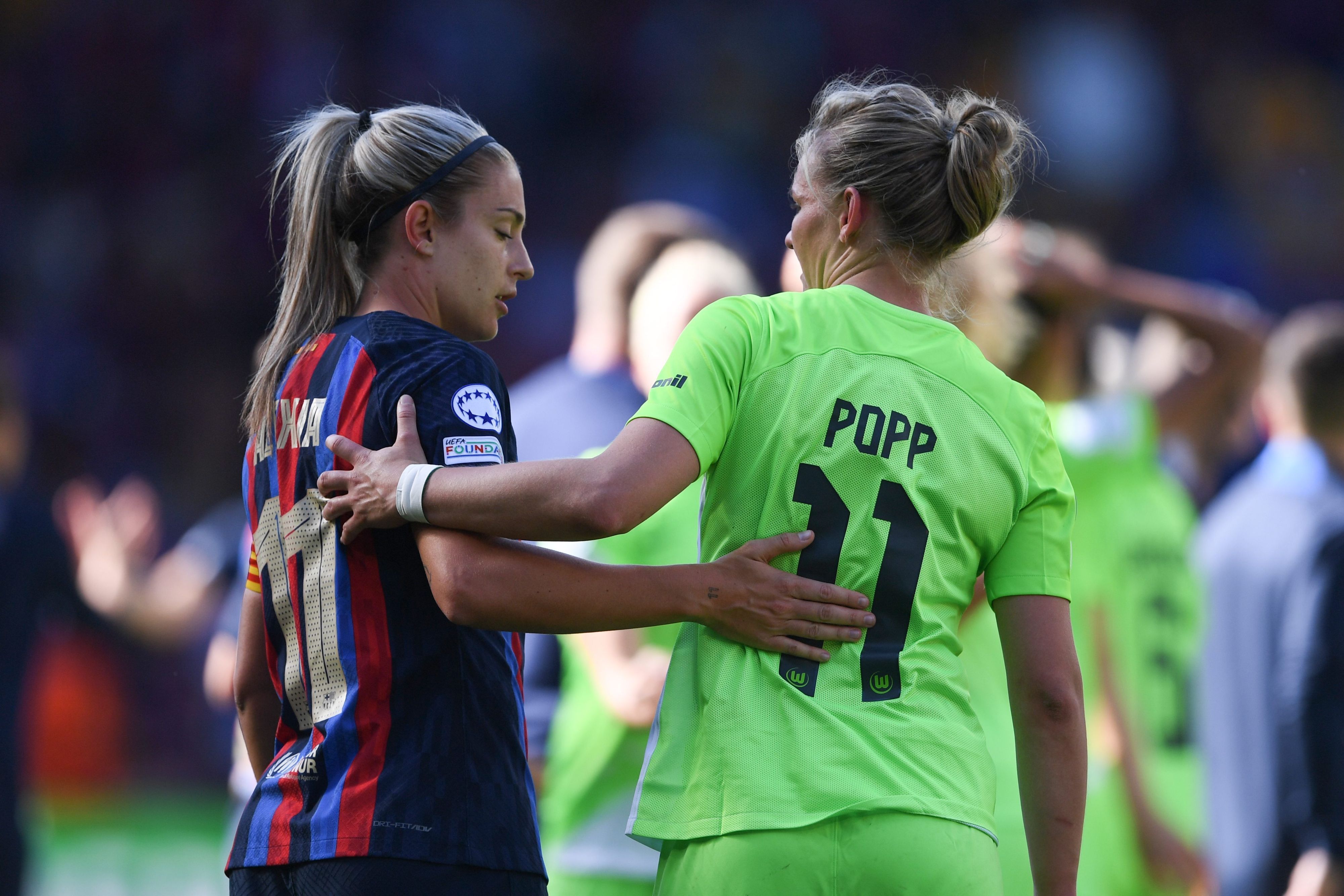 Barcelonas Alexia Putellas (l) und Wolfsburgs Alexandra Popp reagieren nach dem Spiel.