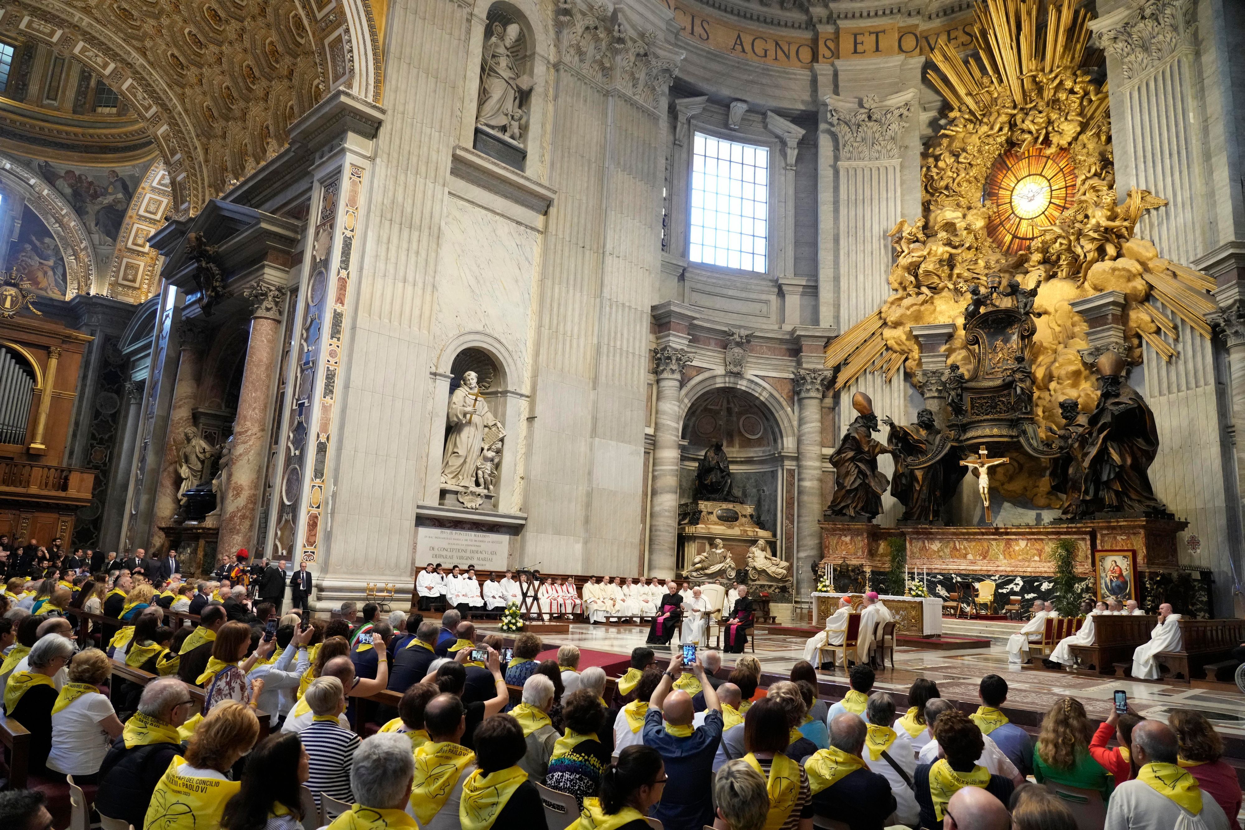 Papst Franziskus (hinten,M) spricht  im Petersdom. (Symbolbild)