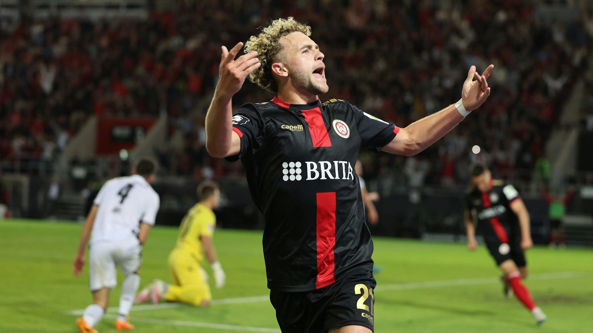 Es ist Benedict Hollerbach zu sehen.