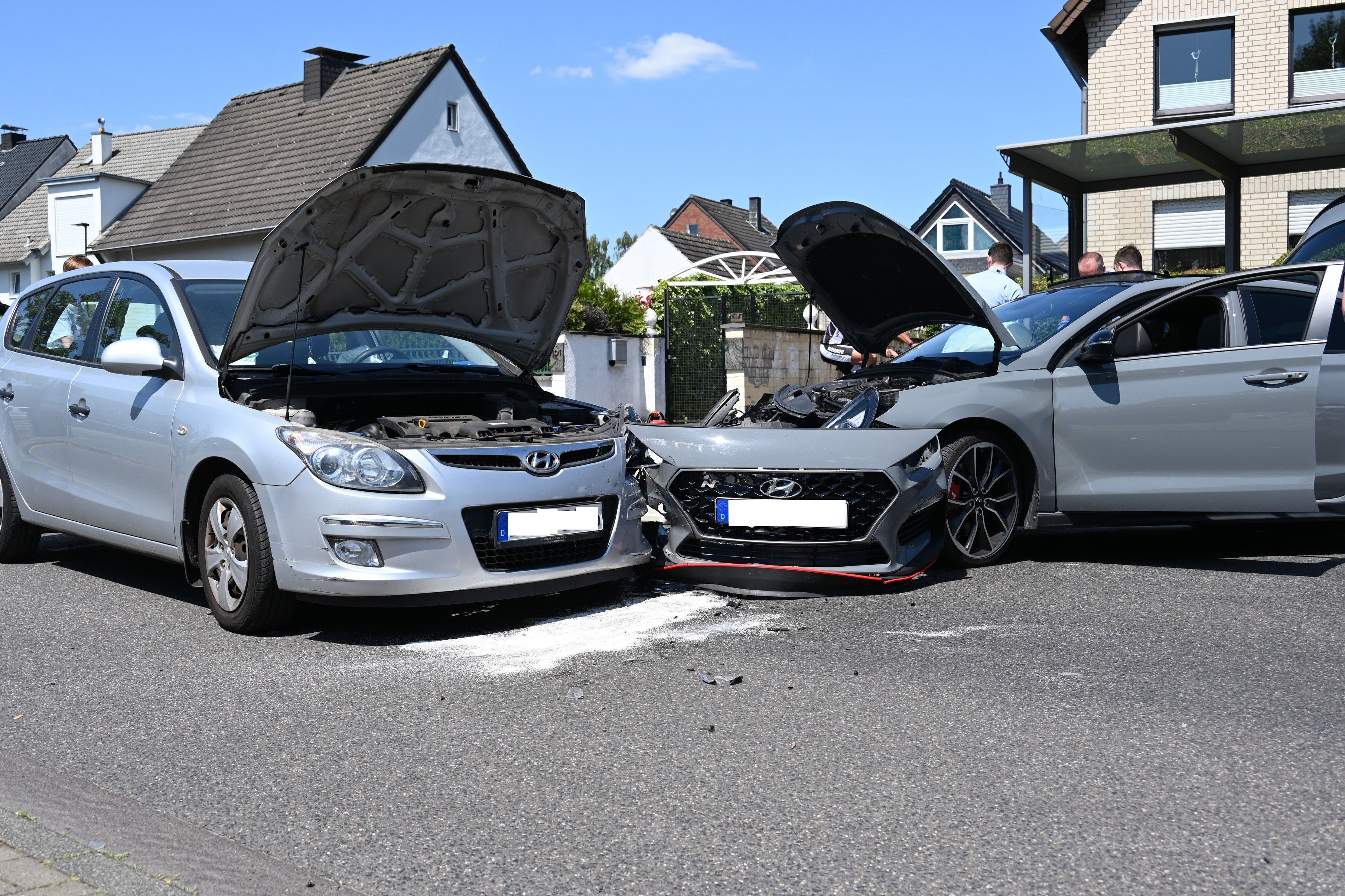 Ein Pkw Fahrer wollte nach links auf ein Grundstück abbiegen und hat dabei ein entgegenkommendes Auto übersehen. Bei dem Zusammenstoß wurden beide leicht verletzt.