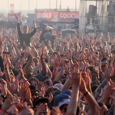 Tausende Besucher tanzen vor der Utopia Stage bei Rock am Ring am Nürburgring.