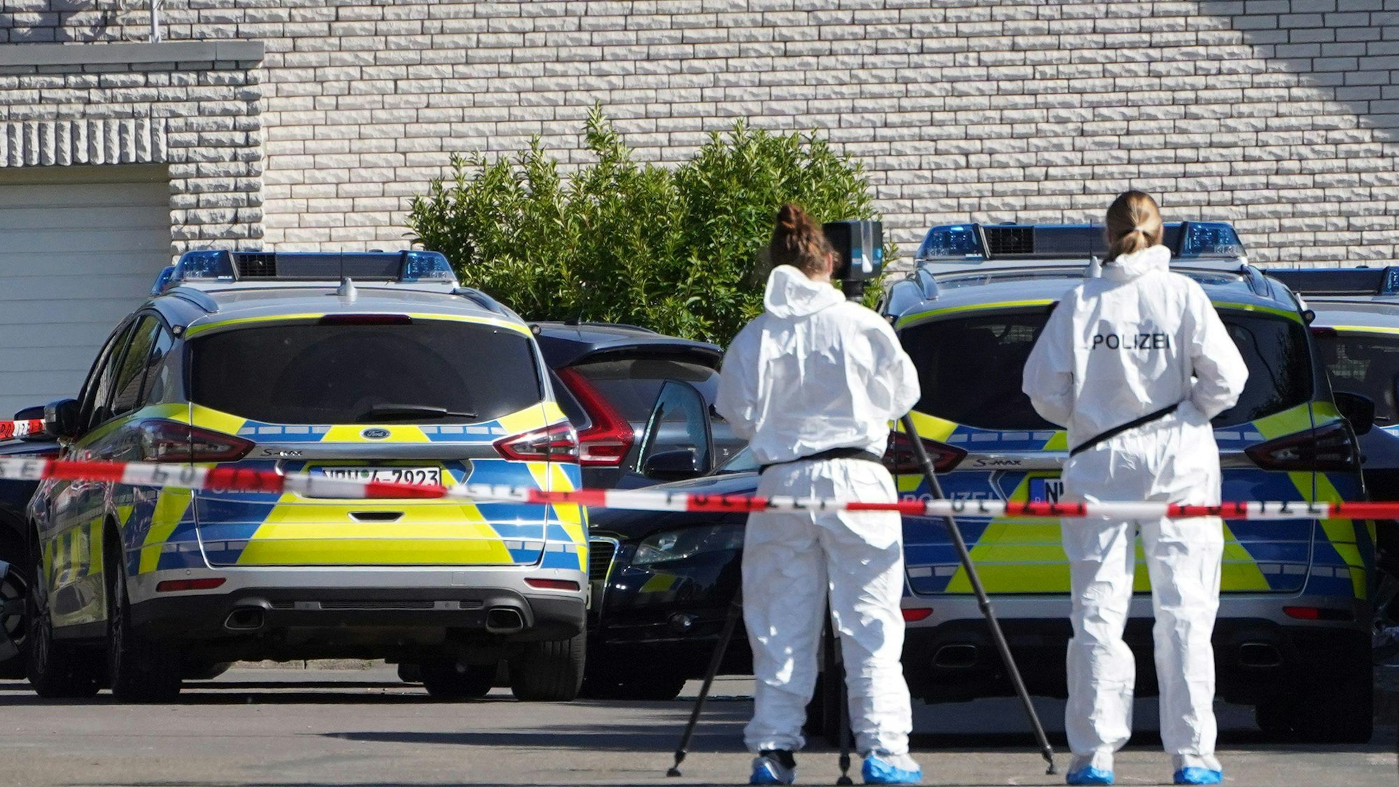 Beamte der Spurensicherung ermitteln, nachdem Polizisten auf einen flüchtenden Autofahrer geschossen haben. Der 19-Jährige erlitt schwere Verletzungen.