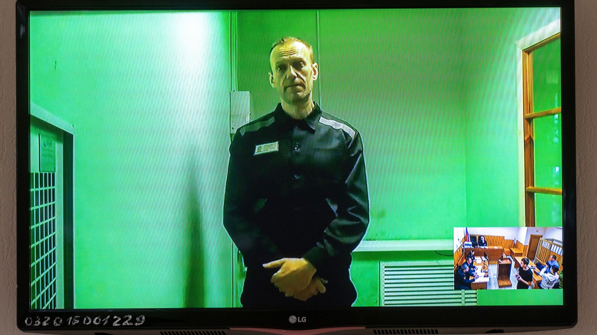 Der russische Oppositionsführer Alexej Nawalny spricht in einer von der russischen Strafvollzugsbehörde bereitgestellten Videoübertragung, aus dem Gefängnis. Ein Foto zeigt einen Fernsehbildschirm, auf dem er zu sehen ist.