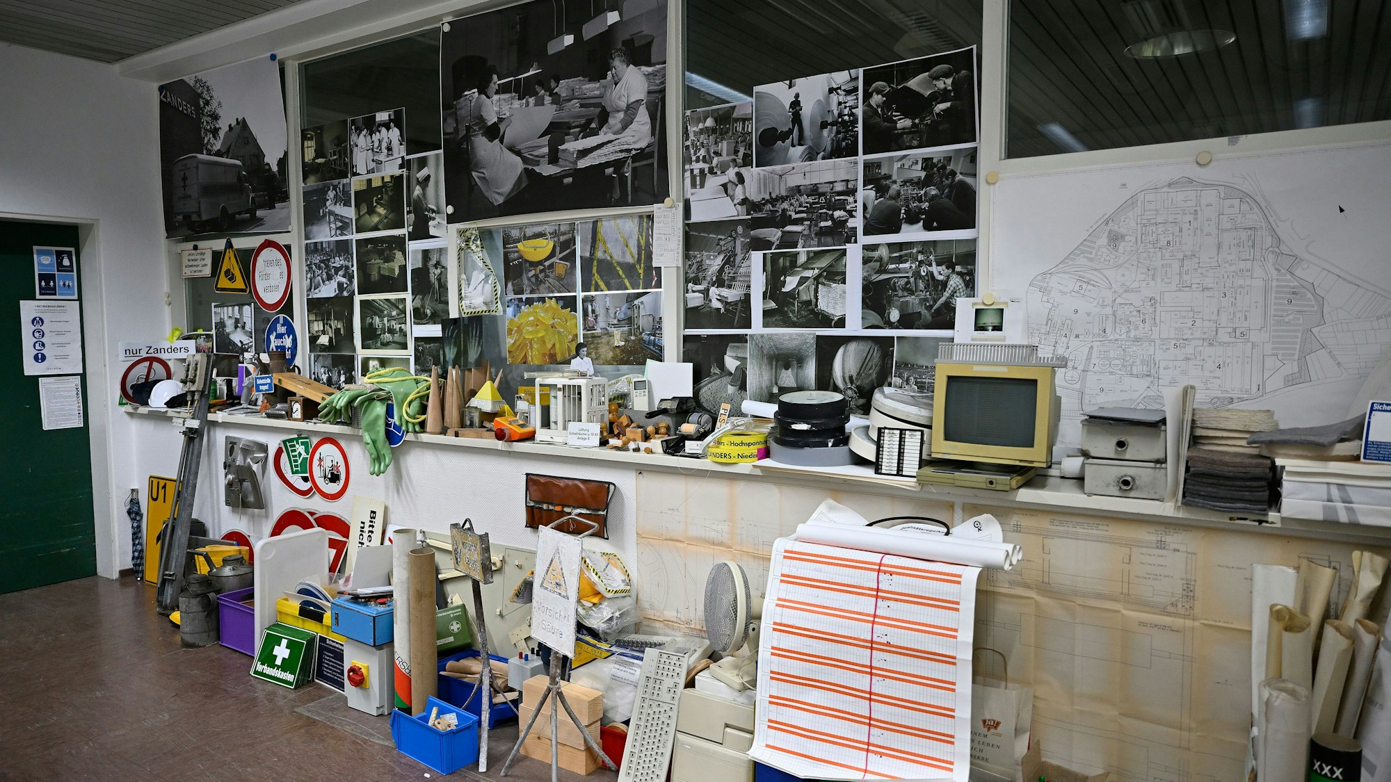 Zanders-Gelände. Künstlerin Iris Stephan. Gesammeltes